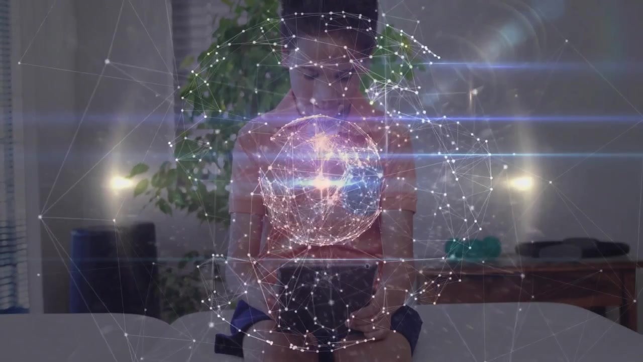 Niño usando una tableta y girándola para ver un holograma de red giratorio para el aprendizaje tecnológico.
