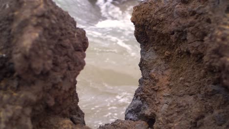 Hawaii-Felsspalte,-Fokus-Auf-Felsen,-Zeitlupe