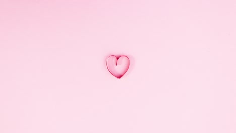 pequeño corazón para el día de san valentín aparecen y comienzan a latir. detener el movimiento