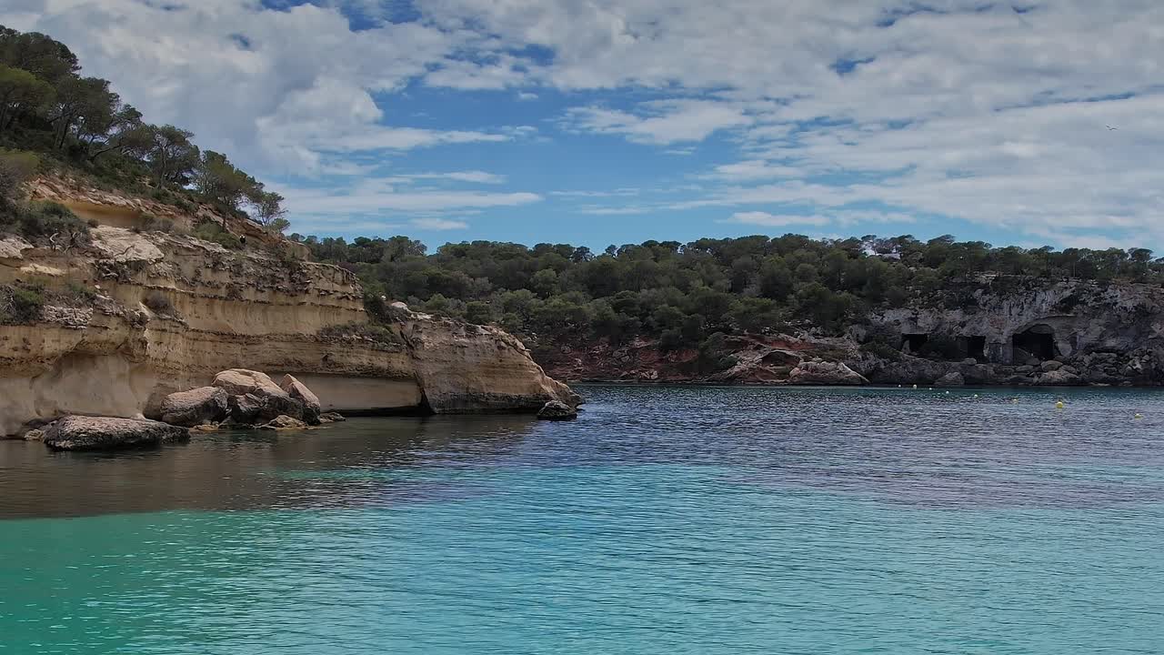 Klares Wasser und felsige Ufer entlang der Küste von Mallorca, Spanien