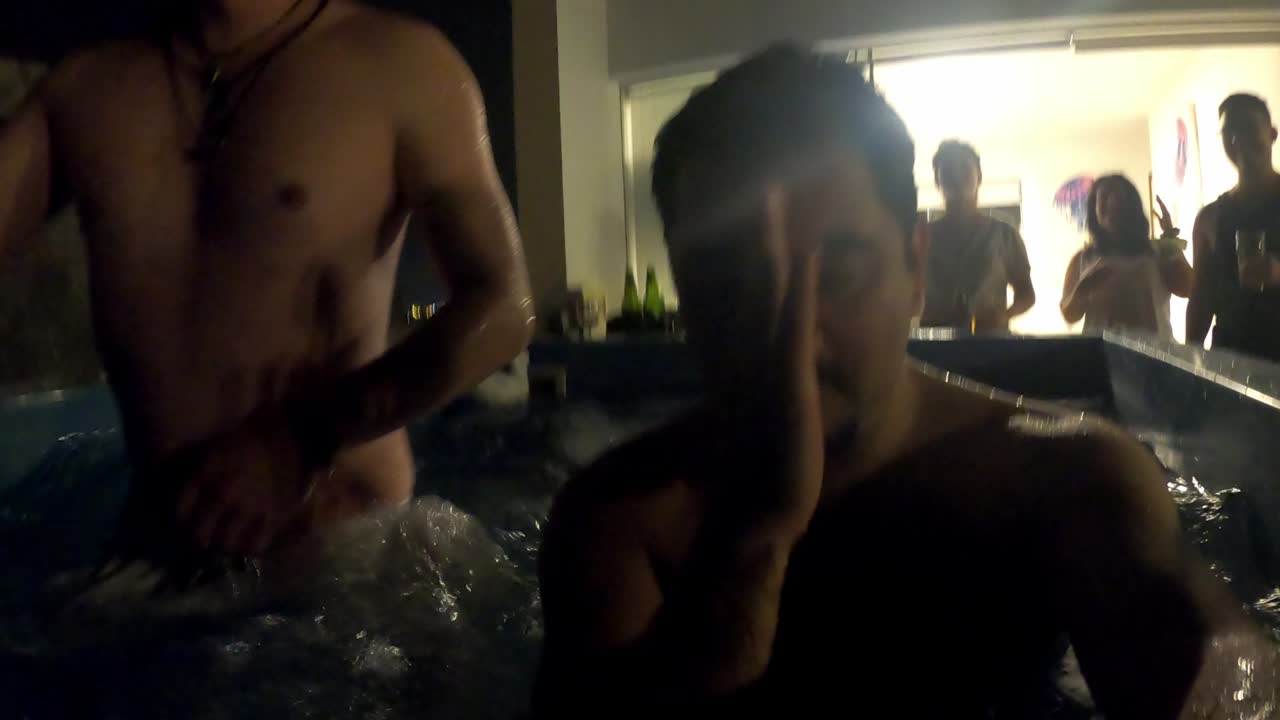 amici di selfie party che cantano e ballano in piscina di notte in una terrazza della casa sulla spiaggia che bevono birra uomini e donne