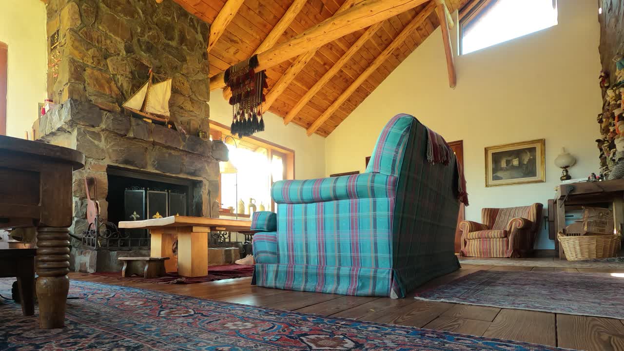 tiro de lapso de tiempo de la sala de estar vacía durante el amanecer, el sol brilla en el antiguo apartamento de vacaciones durante el verano