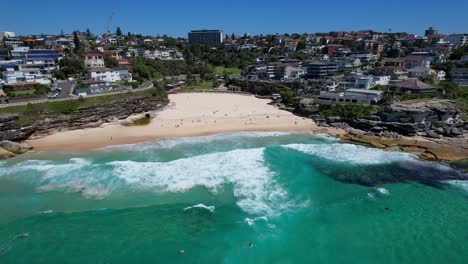 Playa-Tamarama-Durante-El-Día-En-Sydney,-Nueva-Gales-Del-Sur,-Australia---Toma-Aérea-De-Un-Drone