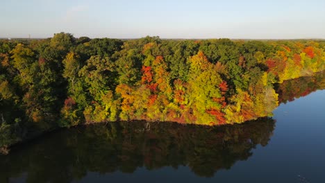 Drone-A-Través-Del-Lago-En-Colores-De-Otoño-De-Michigan