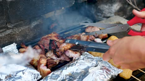 用剪刀切割烤烤的韩国bbq在外面