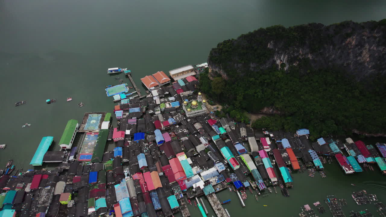 vista aérea de la isla de ko panyee en la bahía de phang nga, sur de tailandia