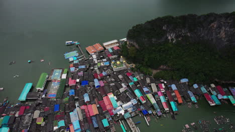 Vista-Aérea-De-La-Isla-Panyee-En-La-Bahía-De-Phang-Nga,-Al-Sur-De-Tailandia