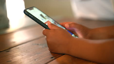 pequeño niño negro usando un teléfono móvil