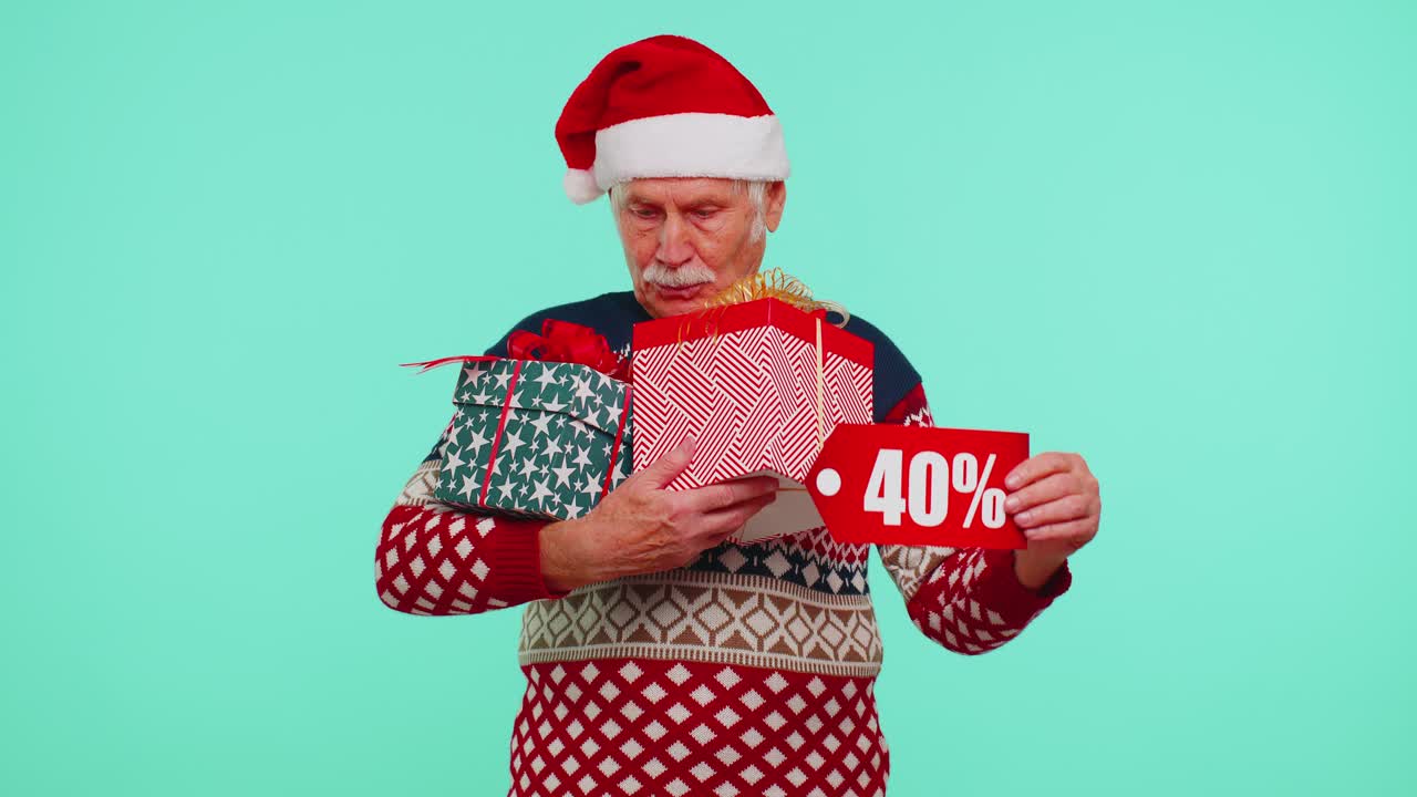 abuelo en suéter de navidad mostrando caja de regalos y 40 por ciento de descuento inscripciones texto de pancarta