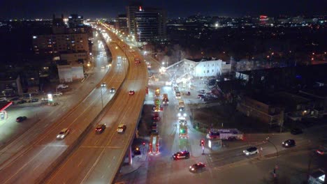 Varios-Equipos-De-Emergencia,-Como-Paramédicos-Y-Bomberos,-Están-Ocupados-Evacuando-Y-Brindando-Primeros-Auxilios-A-Las-Víctimas-Del-Incendio-En-El-Barrio-De-Montreal,-Canadá.