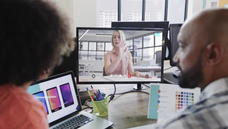 hombres de negocios afroamericanos en videollamada con una colega caucásica en la pantalla