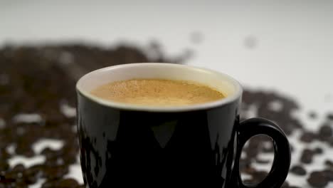 Toma-Constante-De-Una-Taza-De-Café-Muy-Caliente-Con-Humo