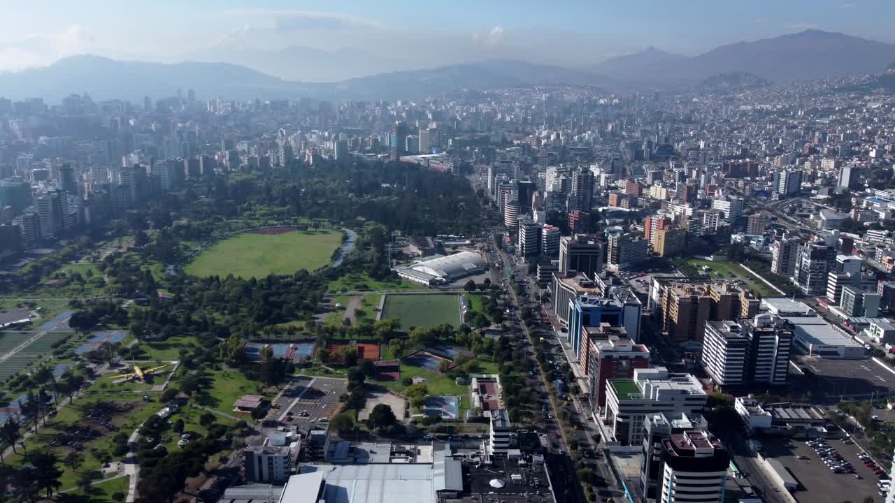toma aerea del parque la carolina, quito, ecuador