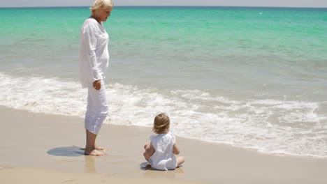 Oma-Wacht-über-Ihr-Kleines-Mädchen-Am-Strand