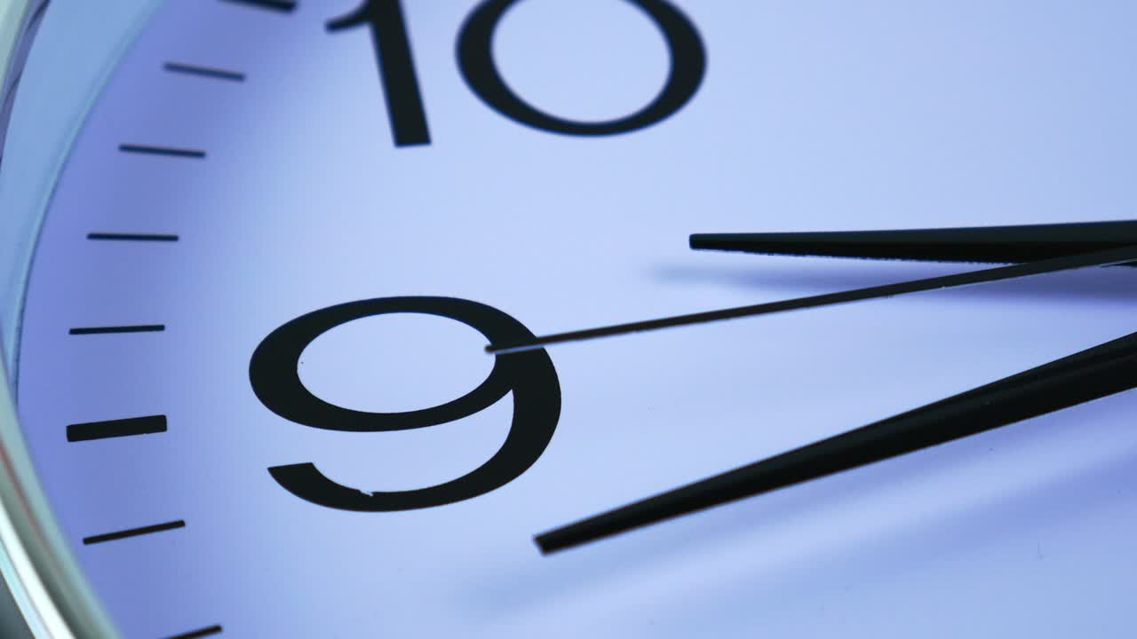 en primer plano, la segunda mano negra gira en el sentido de las agujas del reloj.