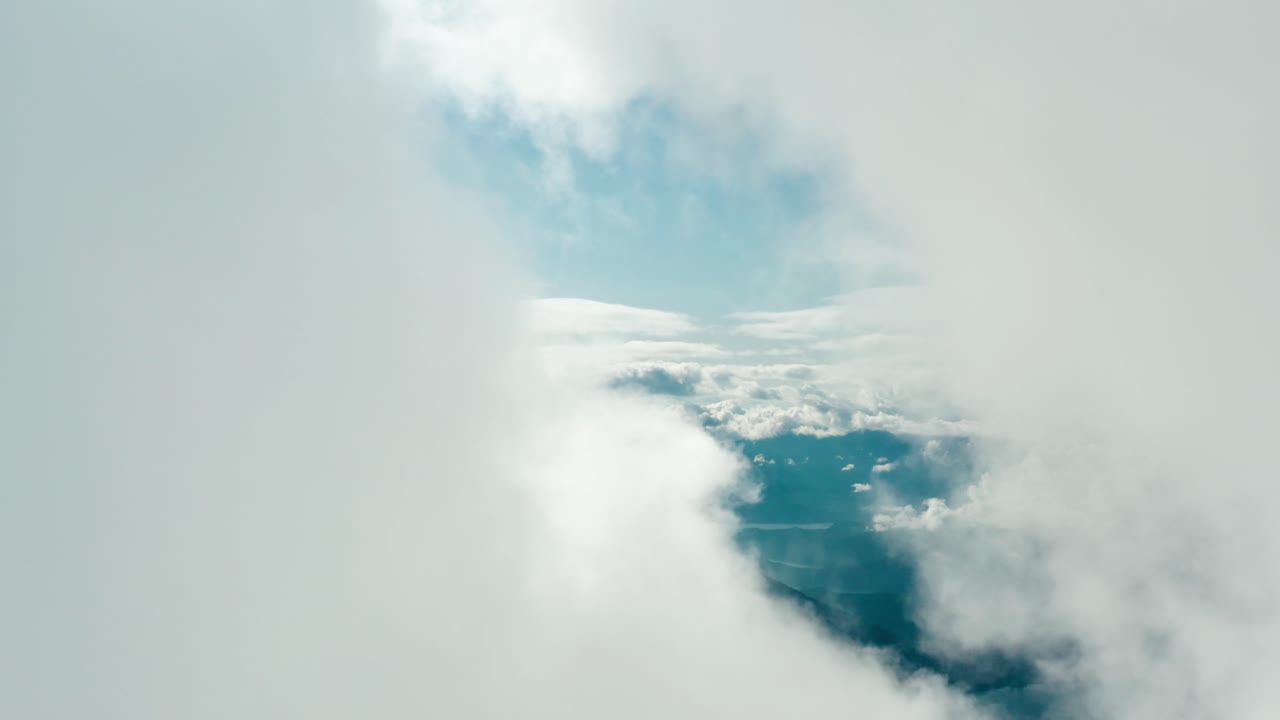 새의 눈으로 바라보면 하늘의 구름을 통해 빠르게 움직여 물을 발견합니다.