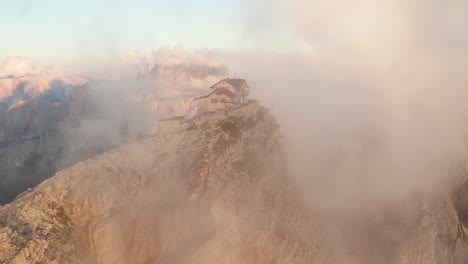 Cabaña-Rústica-Nuvolau-En-Lo-Alto-Del-Pico-Del-Monte-Nuvolau,-Vista-Aérea-A-Través-De-Una-Nube-Delgada