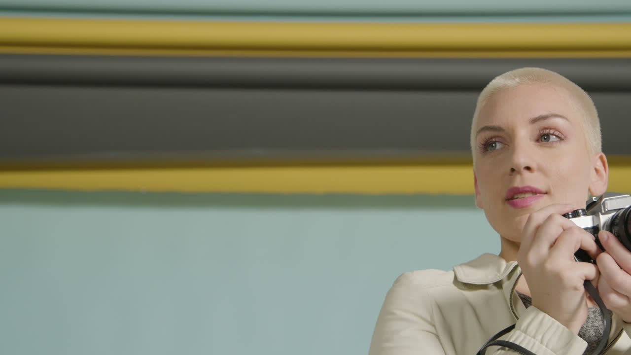 mujer fotógrafa posa con cámara vintage 03