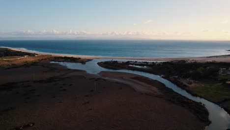 vista aérea de un río que desemboca en el estrecho de gibraltar en tarifa, españa
