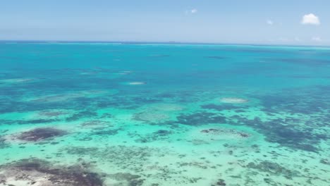 Las-Aguas-Turquesas-De-La-Barrera-Sur-De-Los-Roques,-Vista-Aérea