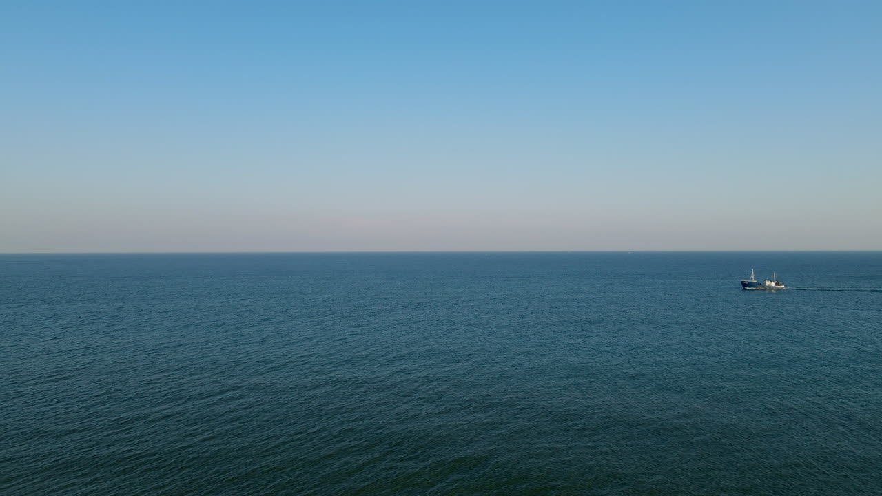 아름다운 푸른 하늘과 햇빛 동안 끝없는 바다를 순항하는 배의 공중 와이드 샷