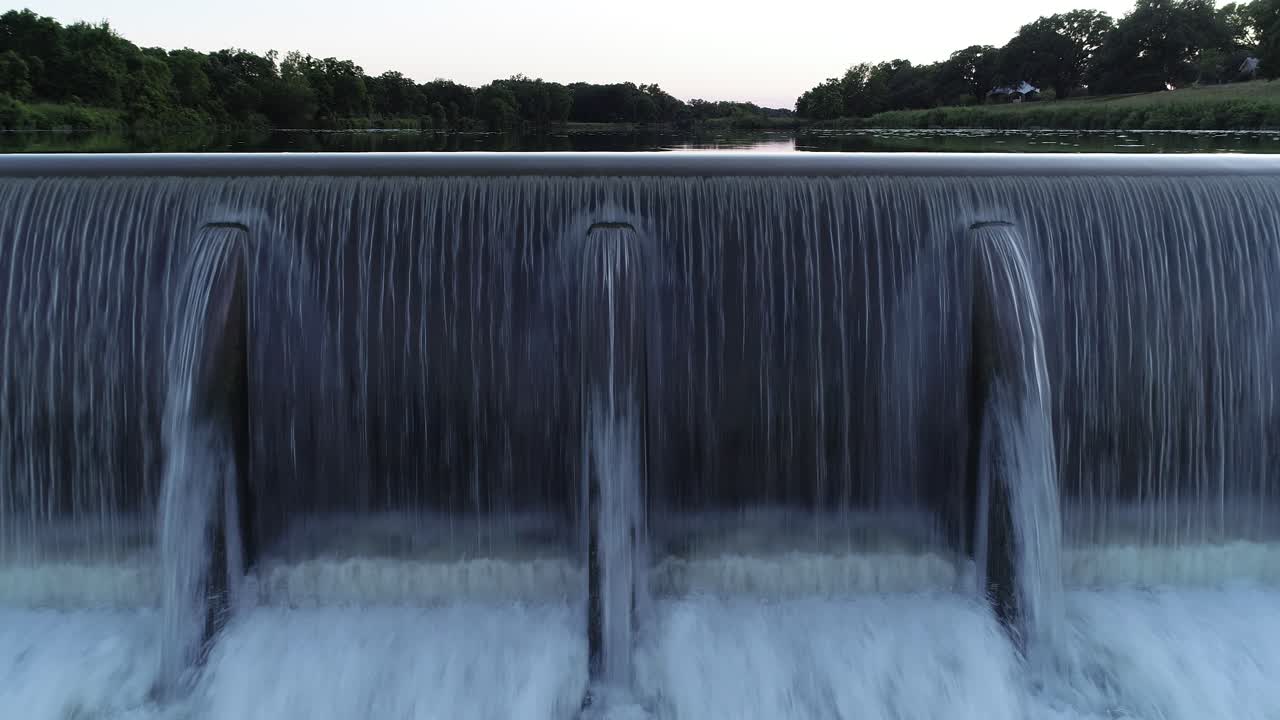 해질 무렵 페데르날레스 강에 있는 댐의 공중 드론 비디오