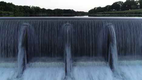 video aéreo de drones de una represa en el río pedernales al atardecer