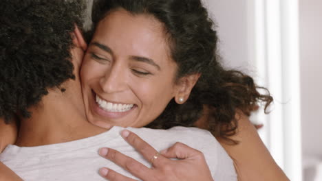 pareja feliz abrazando a una mujer abrazando a su novio compartiendo buenas noticias disfrutando de una relación romántica en casa