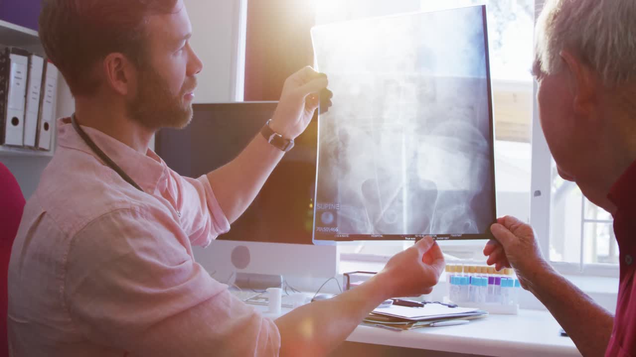 médico examinando a un anciano en un hogar de ancianos