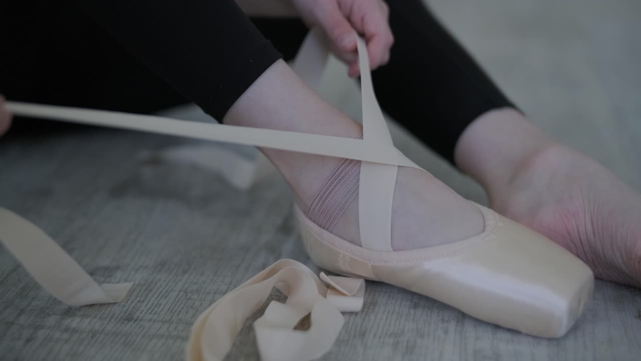 젊은 발레리나 가 스튜디오 에서 춤 을 연습 하고 있다