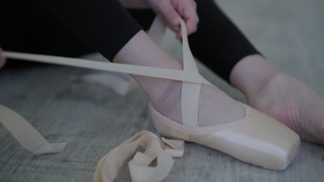 joven bailarina practicando movimientos de baile en el estudio