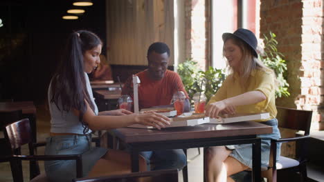 People-at-the-italian-restaurant