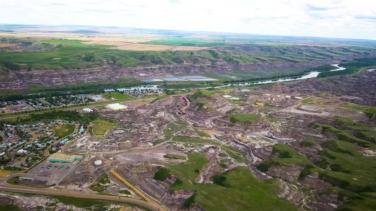 vastos cañones y pueblos en las tierras baldías canadienses