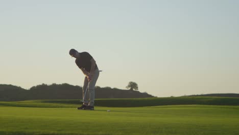 Ein-Golfspieler-Putt-Auf-Einem-Golfplatz