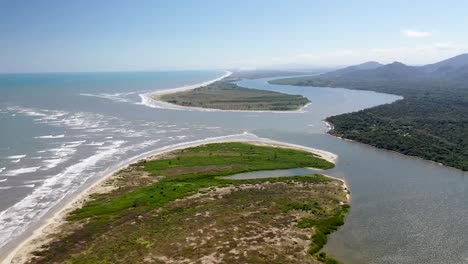 encuentro de aguas, agua dulce del rio con el agua salada del mar, estuario