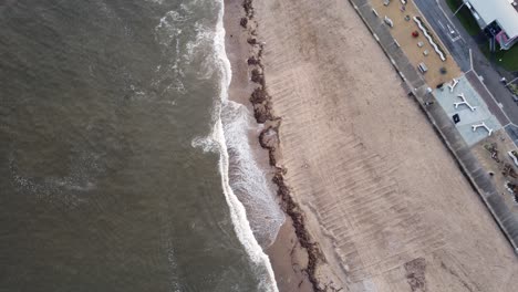 las olas del mar del norte chocan contra la playa de roker en el día de invierno.
