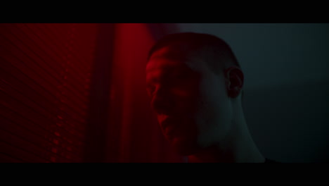hombre en luz roja