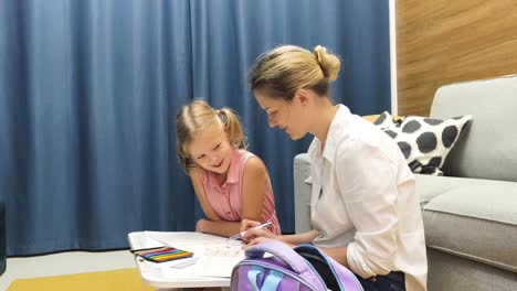 madre ayudando a su hija con los deberes