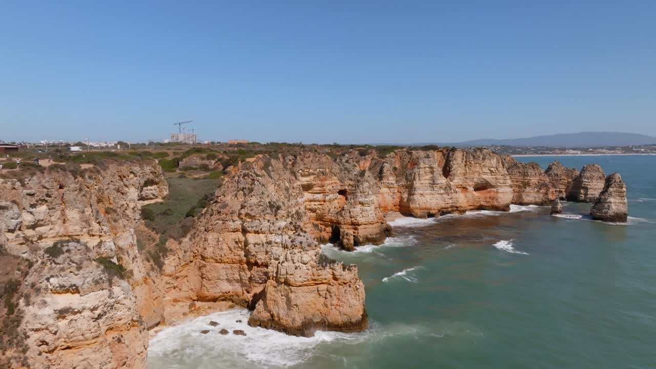 Atemberaubende verwitterte Sandstein-Meeresklippen in Weiß, Grau, Rot an der Ponta da Piedade, Lagos, Algarve.