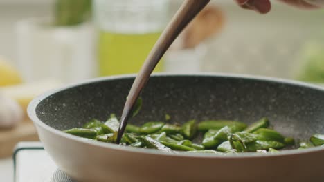 Mujer-De-Cultivo-Poniendo-Judías-Verdes-En-El-Plato-En-La-Cocina