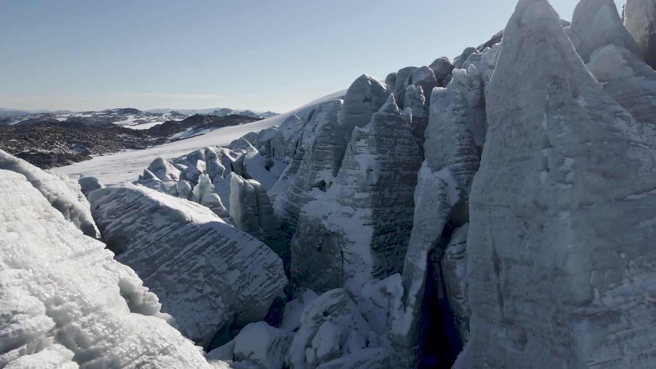 un hermoso dron lento disparó a través de un glaciar llamado buerbreen en folgefonna, noruega
