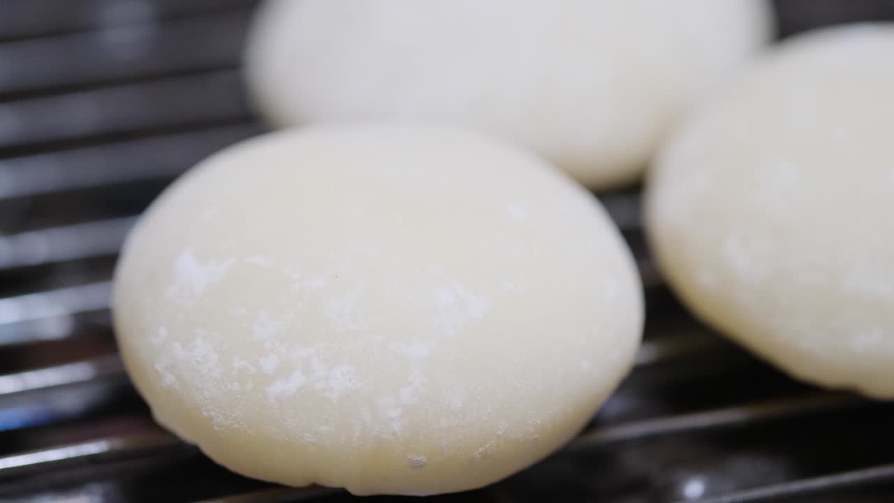 모치 (mochi) 는 스토브에 구워지기 시작합니다.