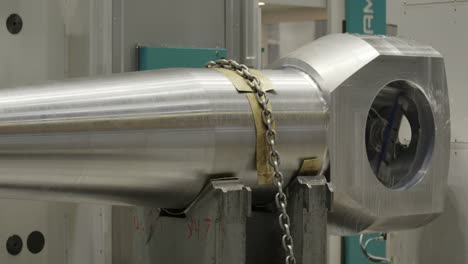 componente metálico mecanizado en la máquina cnc