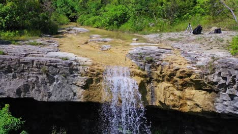 toma aérea hacia y por encima de la cascada supot en eslovenia