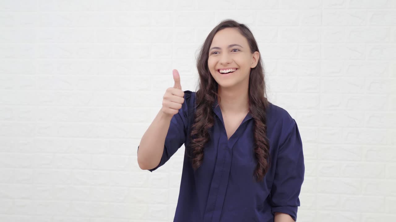 Ragazza indiana che fa il pollice in su