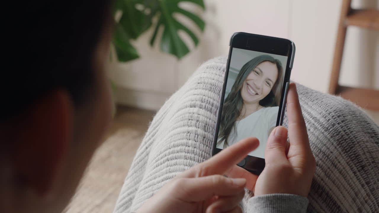 mujer sorda mujer que usa un teléfono inteligente video chateando con su mejor amiga comunicándose con lenguaje de señas gestos con las manos disfrutando de la comunicación en línea