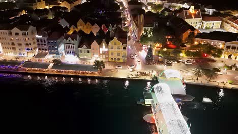 Panorámica-Aérea-De-Handelskade-Willemstad-Curacao-Por-La-Noche-Con-Brillantes-Luces-Navideñas