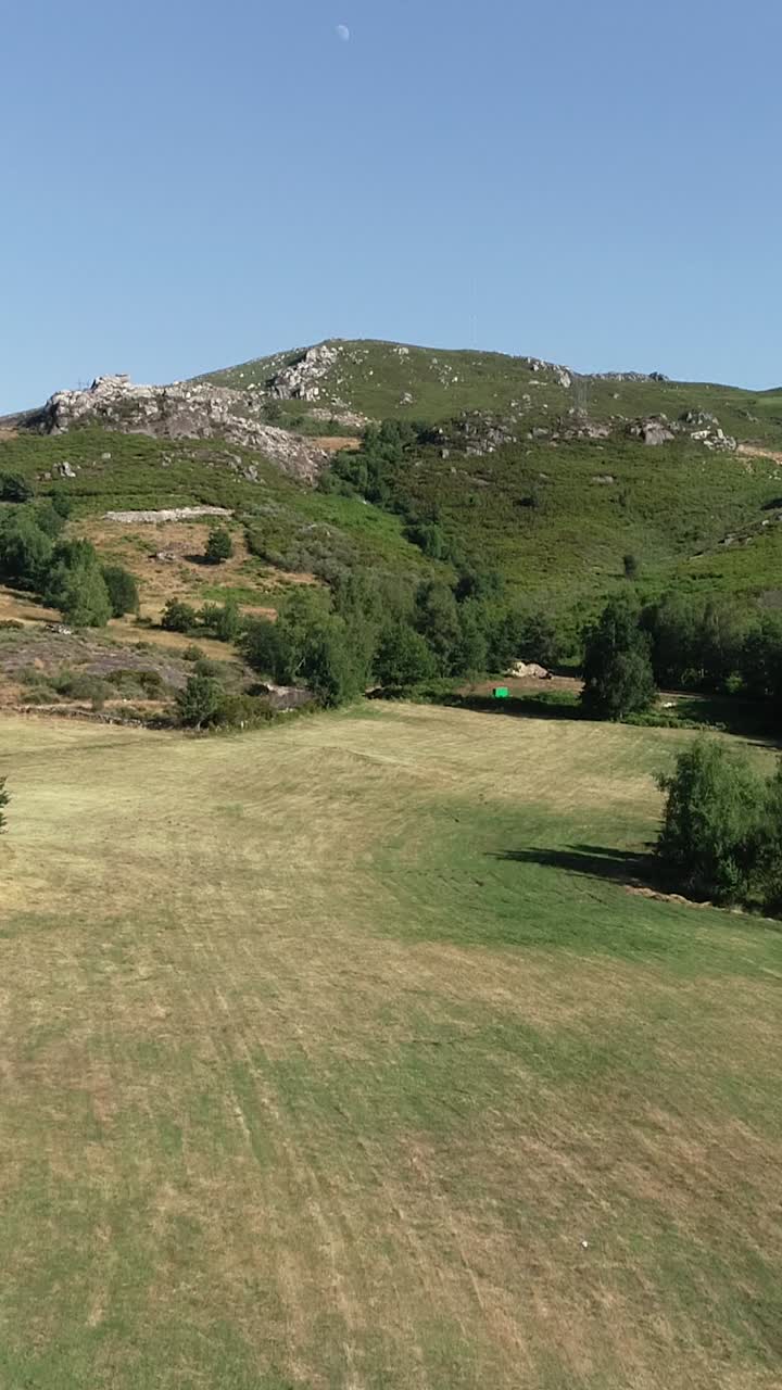 Video verticale di paesaggio naturale rurale.