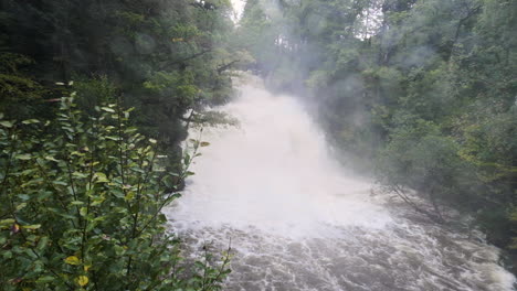 Mittlere-Aufnahme-Eines-Großen-Schottischen-Wasserfalls-Im-Hochwasser