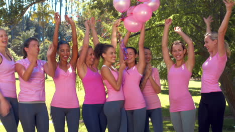 En-Formato-De-Alta-Calidad,-Mujeres-Sonrientes-Vestidas-De-Rosa-Para-Crear-Conciencia-Sobre-El-Cáncer-De-Mama.